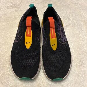 Nike phantom react running sneakers. Good condition. Women’s 9.5/mens 8.